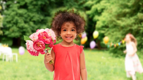 Menina americana africana feliz com flores — Fotografia de Stock