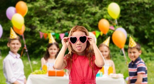 Traviesa pelirroja chica en forma de corazón gafas de sol —  Fotos de Stock