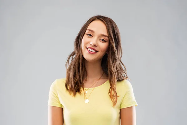 Jonge vrouw of tienermeisje in geel t-shirt — Stockfoto