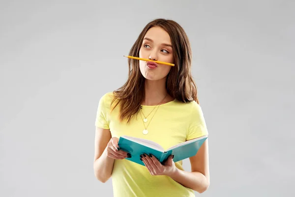 Adolescente estudiante chica con cuaderno y lápiz —  Fotos de Stock