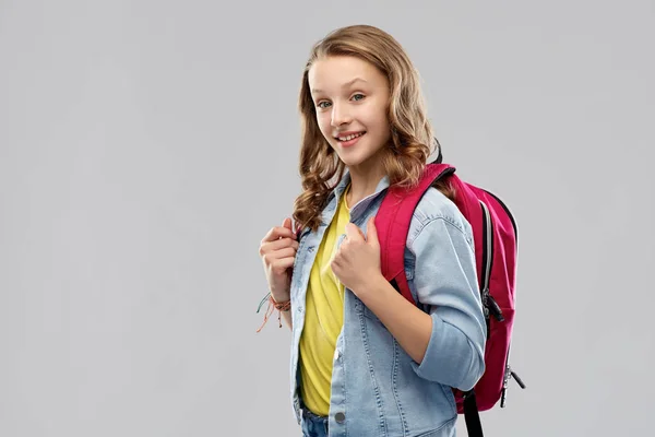 Feliz sorrindo adolescente estudante menina com saco de escola — Fotografia de Stock