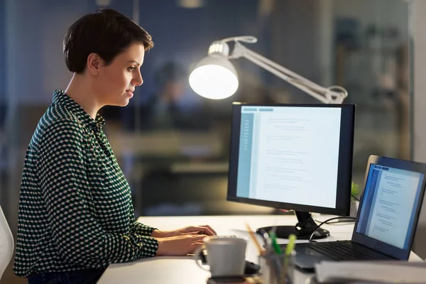 Bizneswoman pracuje na laptopie w biurze nocnym — Zdjęcie stockowe