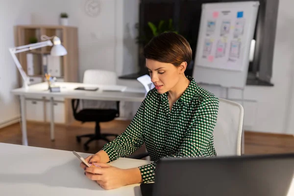 Mujer de negocios sonriente usando teléfono inteligente en la oficina — Foto de Stock