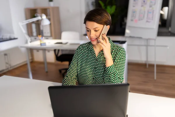 O femeie de afaceri care apelează la smartphone la birou — Fotografie, imagine de stoc