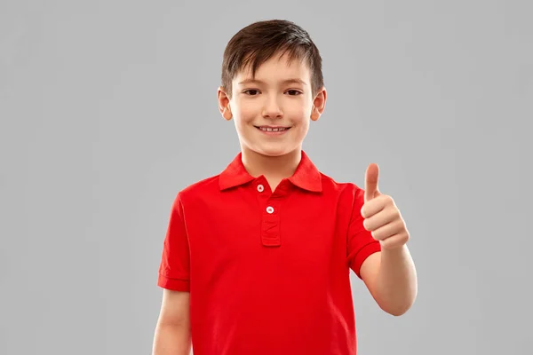 Sorrindo menino em vermelho t-shirt mostrando polegares para cima — Fotografia de Stock