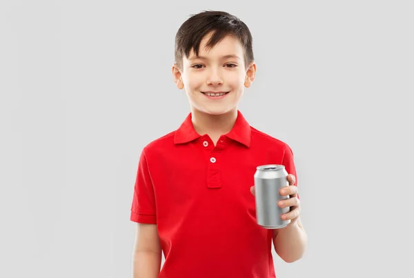 Chłopiec w czerwonym t-shirt sody pitnej z cyny może — Zdjęcie stockowe
