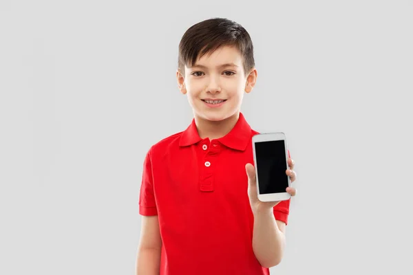 スマートフォンの空白の画面を示す笑顔の少年 — ストック写真
