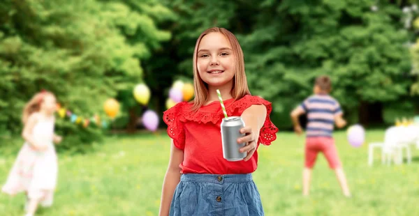 Fille souriante avec peut boire à la fête d'anniversaire Photos De Stock Libres De Droits