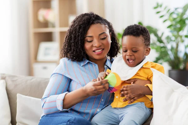 Mãe e bebê brincando com bola em casa — Fotografia de Stock