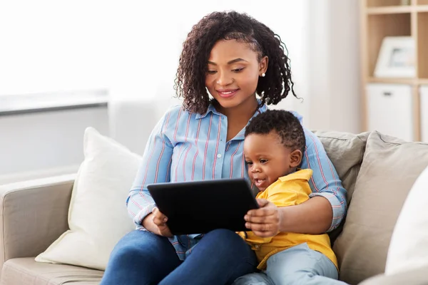 Anya használ tabletta PC-val baba fiú otthon — Stock Fotó