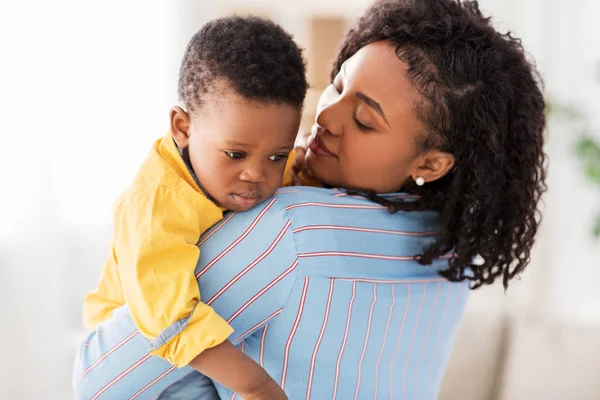 自宅で悲しい赤ちゃんを持つアフリカ系アメリカ人の母親 — ストック写真