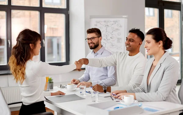 Rekryterare som har anställningsintervju med anställd — Stockfoto