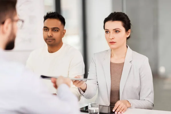 Recrutadores que têm entrevista de emprego com empregado — Fotografia de Stock