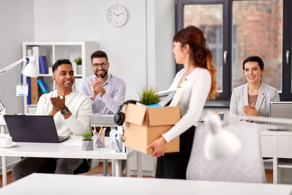 Kollegen applaudieren der neuen Bürokauffrau — Stockfoto