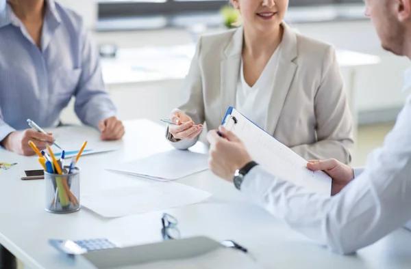 Équipe d'affaires discutant rapport au bureau — Photo