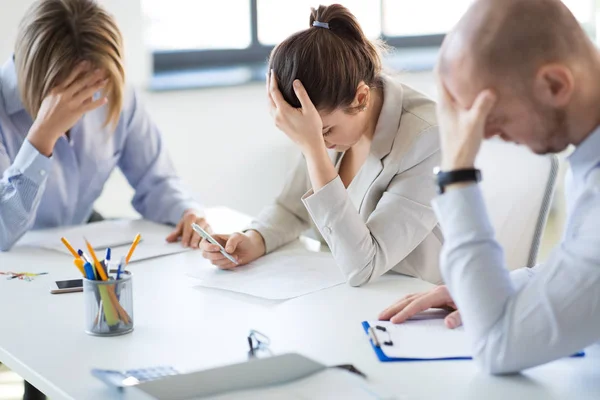 Equipe de negócios estressada com papéis no escritório — Fotografia de Stock