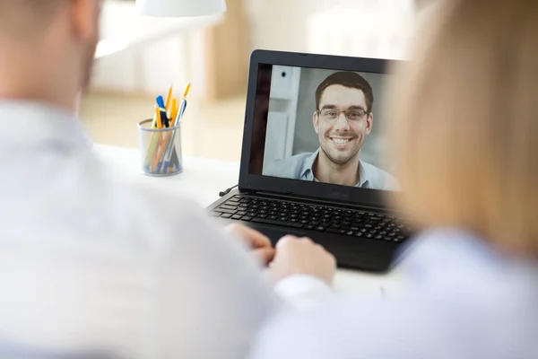 Team aziendale con videoconferenza in ufficio — Foto Stock