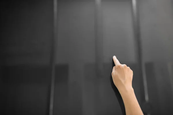 Hand mit schwarzem interaktiven Panel — Stockfoto