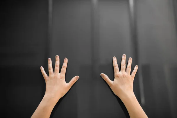 Рука за допомогою чорної інтерактивної панелі — стокове фото