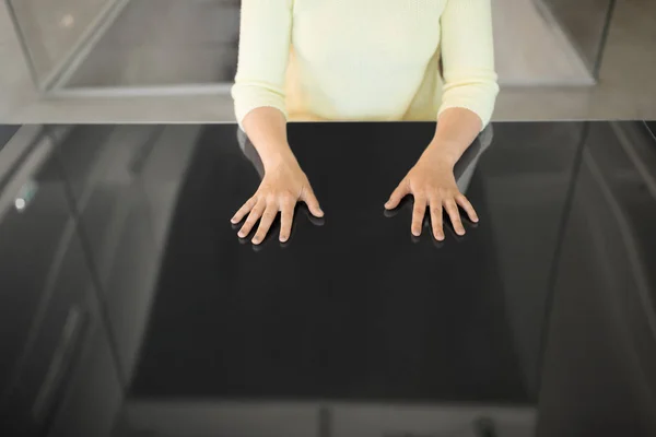 Szoros fel a nő segítségével fekete interaktív panel — Stock Fotó