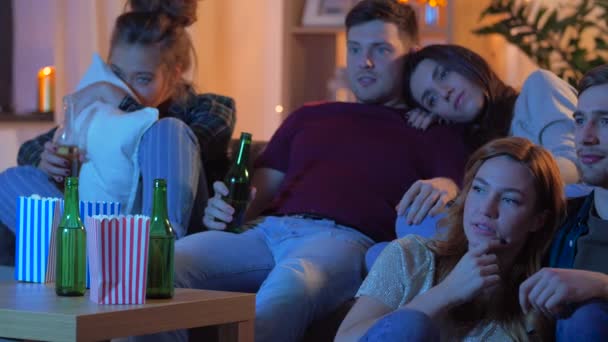 Amigos com cerveja e pipocas assistindo tv em casa — Vídeo de Stock