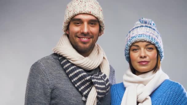 Casal feliz em roupas de inverno acenando as mãos — Vídeo de Stock