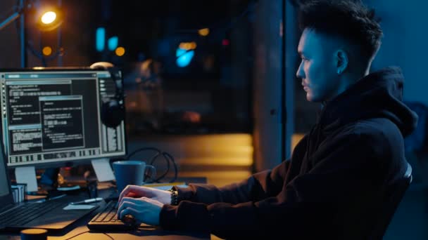 Hacker utilisant l’ordinateur pour l’attaque de cyber la nuit — Video