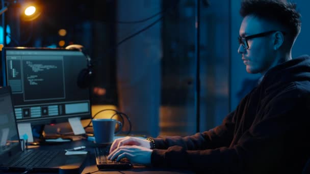 Hacker utilizando la computadora para el ataque cibernético en la noche — Vídeos de Stock