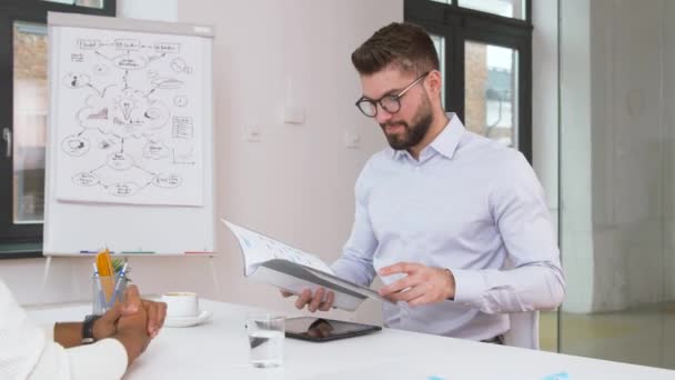 Arbeitgeber führt Vorstellungsgespräch mit Mitarbeiter im Büro — Stockvideo