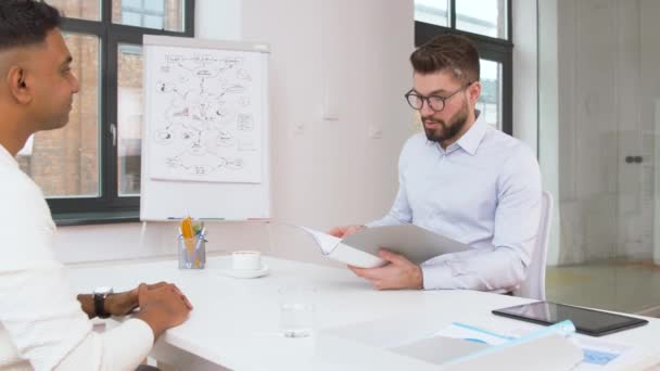 Empregador ter entrevista com empregado no escritório — Vídeo de Stock