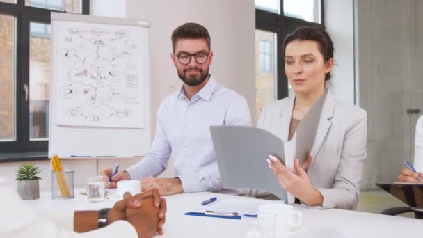 Reclutadores teniendo una entrevista con el empleado — Vídeos de Stock