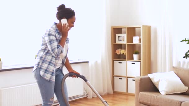 Mulher americana africana com aspirador de pó em casa — Vídeo de Stock