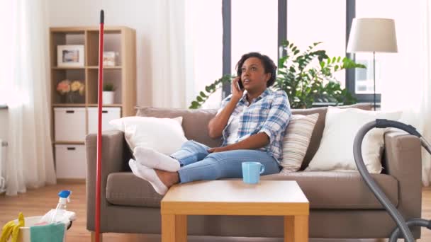 Žena volá na smartphone po úklidu domova — Stock video