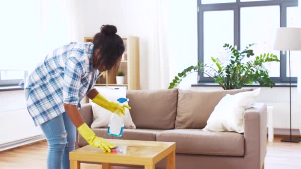 Africano americano mujer limpieza mesa en casa — Vídeo de stock