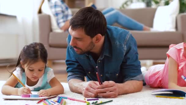 Отец с маленькими дочерьми рисует дома — стоковое видео
