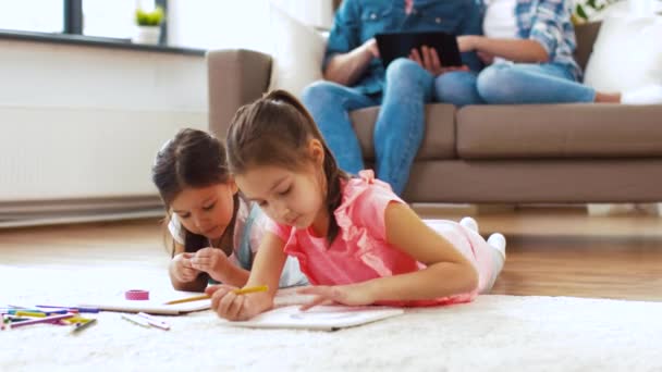 Famille heureuse passer du temps libre à la maison — Video