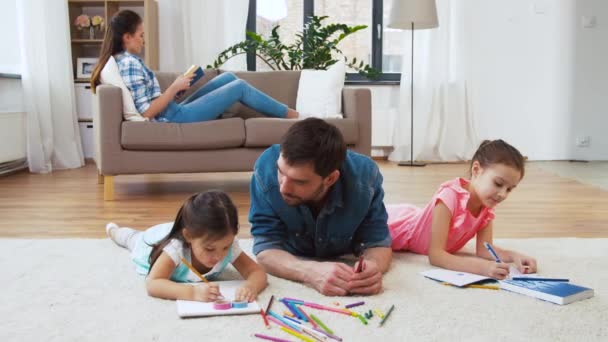 Padre con hijas pequeñas dibujando en casa — Vídeos de Stock