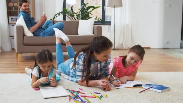 Madre con hijas pequeñas dibujando en casa — Vídeos de Stock