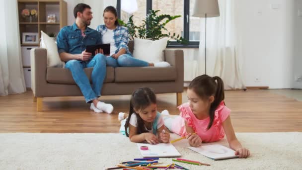 Glückliche Familie verbringt Freizeit zu Hause — Stockvideo