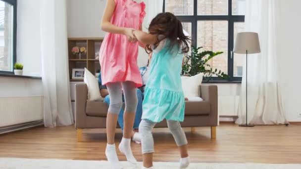 Hermanas felices bailando y divirtiéndose en casa — Vídeos de Stock