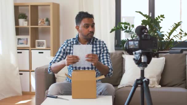 Mužský blogger, který si bere smartphone z krabice — Stock video