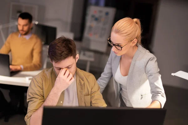 Geschäftsteam mit Computer arbeitet spät im Büro — Stockfoto