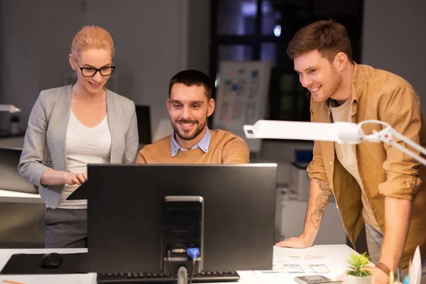 Équipe d'affaires avec ordinateur travaillant tard au bureau — Photo