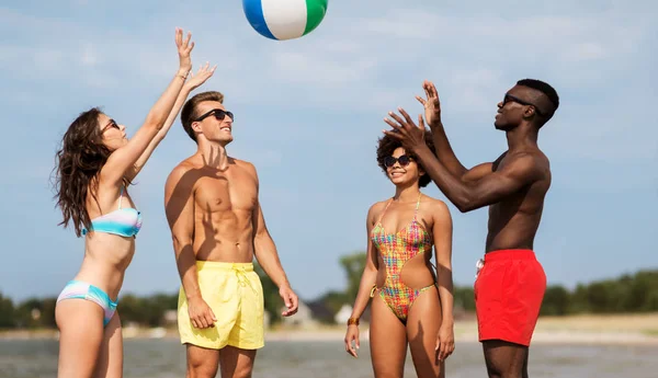Vänner som spelar med badboll i sommar — Stockfoto