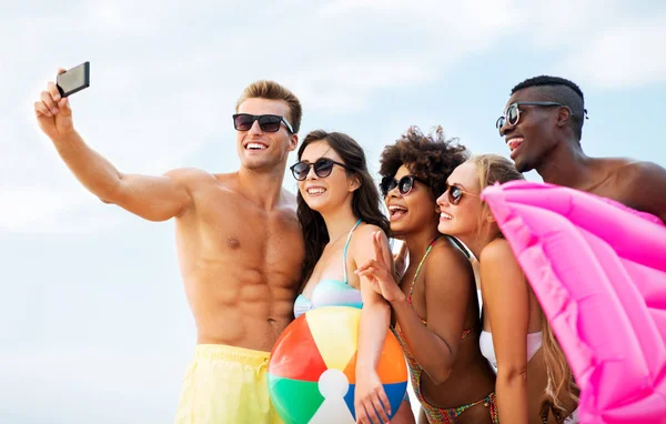 Amigos felices tomando selfie en la playa de verano —  Fotos de Stock