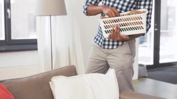 Člověk, který si vybírá prádlo doma — Stock video