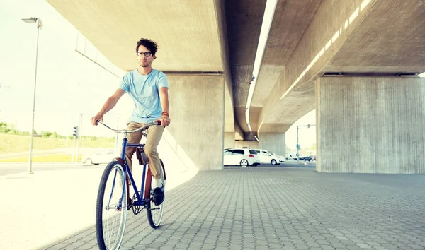 Giovane hipster uomo guida bici a scatto fisso — Foto Stock