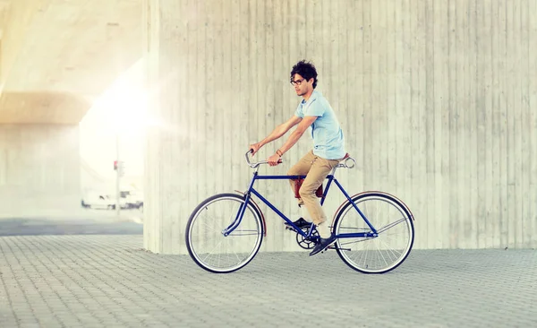 Giovane hipster uomo guida bici a scatto fisso — Foto Stock