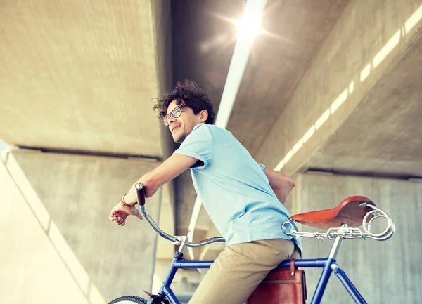 Jeune hipster homme équitation fixe vitesse vélo — Photo