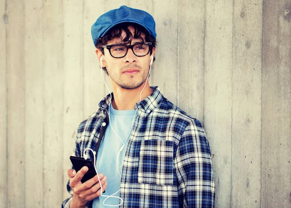 Mann mit Kopfhörer und Smartphone hört Musik — Stockfoto